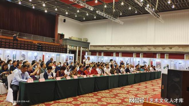 文化部原副部長(zhǎng)潘震宙為畫(huà)家文定炎頒獎(jiǎng)