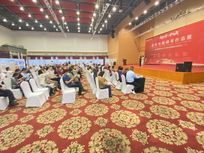 國(guó)家博物館前館長(zhǎng)潘震宙為畫(huà)家石路梅頒獎(jiǎng)