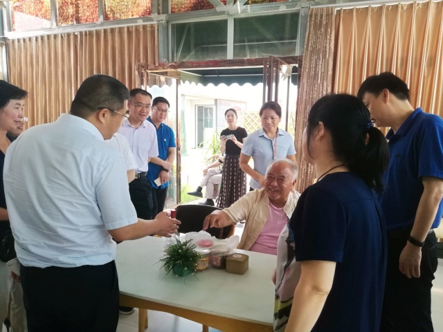 中國(guó)國(guó)際經(jīng)濟(jì)交流中心黨委副書記、信息部部長(zhǎng)姜春力帶領(lǐng)調(diào)研組到我區(qū)調(diào)研健康養(yǎng)老工作