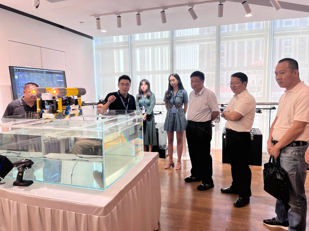 中共中央黨校經(jīng)濟(jì)學(xué)部副主任許正中教授一行蒞臨飛行者科技調(diào)研指導(dǎo)